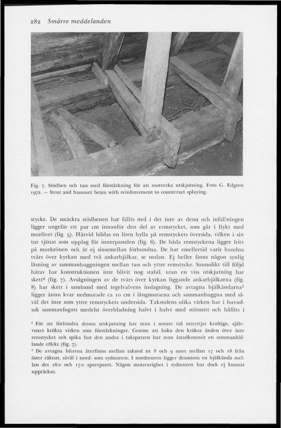 282 Smärre meddelanden Fig. 7. Stödben och tass med EOrstirkning för att motverka inskjutning. Foto G. Edgren 1972. Strut and hammer beam with reintorccment to counteract splaying. stycke.