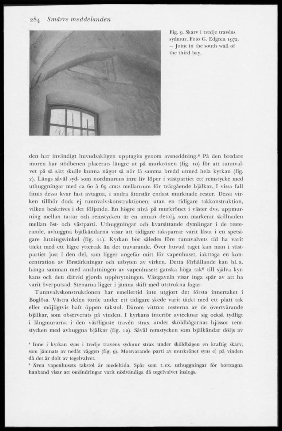 284 Smärre meddelanden Fig. 9. Skarv i tredje travens sydmur. Foto G. Edgren 1972. Joint in the SOUtfa wall of the third hay. den har invändigt huvudsakligen upptagits genom avsneddning.
