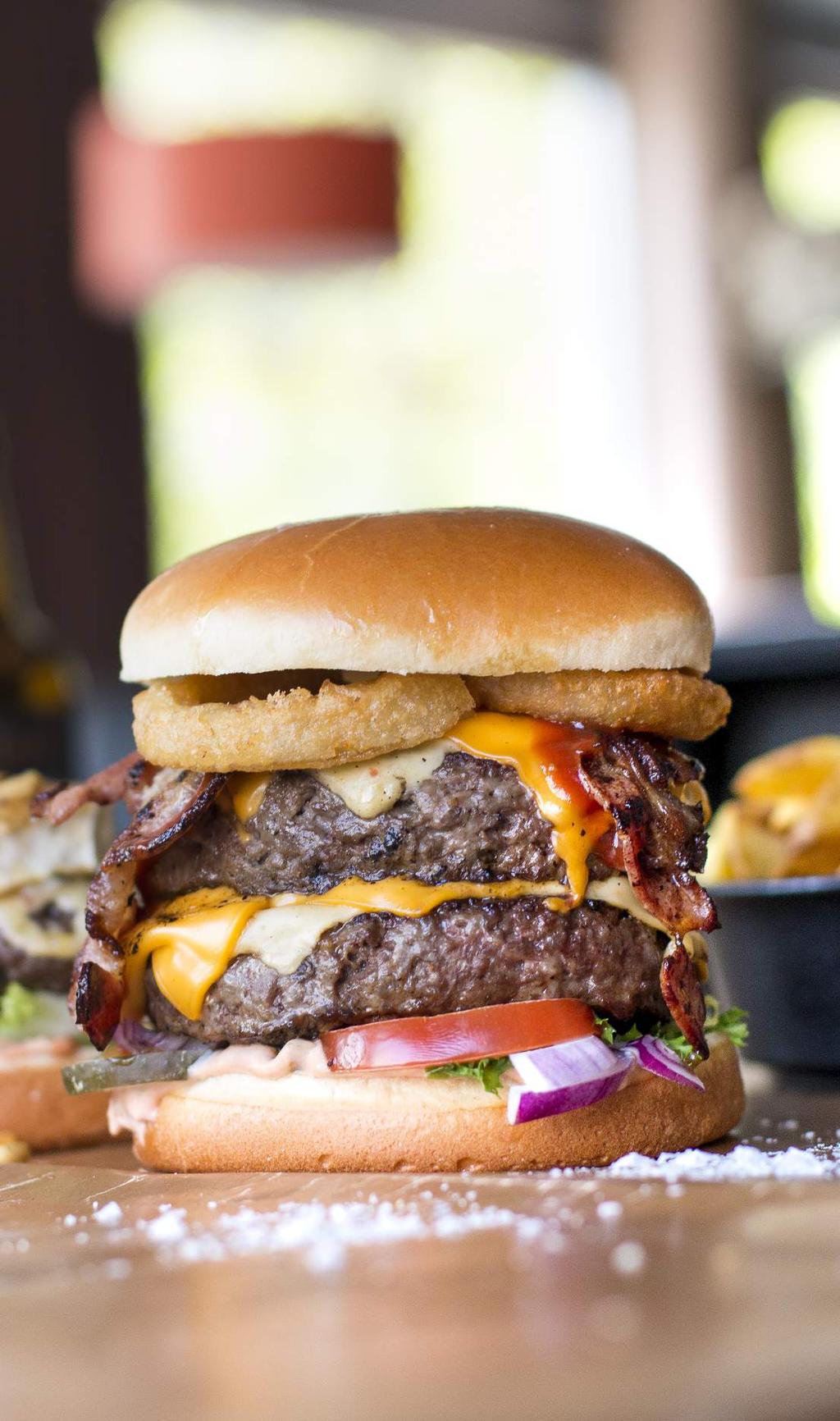 BURGERS CHEESE WITH BACON 164:- När du inte vill krångla till det. Den klassiska burgaren (ca 200g) med cheddar cheese, mozzarellaost, pepperjackcheese, & knaperstekt bacon.