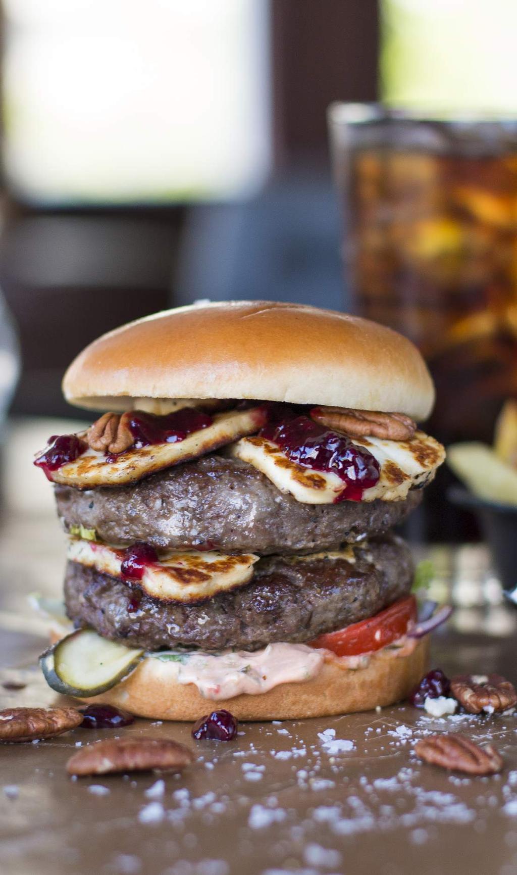 BURGERS HALLOUMI BURGARE 169:- En rolig kombination med halloumi, björnbärsmarmelad & pecannötter. Tre smaker som vi tycker matchar ihop. En burgare (ca 200g)som är utöver det vanliga.