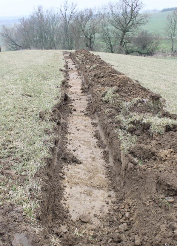 Inga arkeologiska lämningar påträffades i schaktet. Schakt 5 Schakt 5 grävdes ca 10 meter norr om schakt 4. Schaktet var ca 30 meter långt, 0,90 meter brett och 0,30 meter djupt.