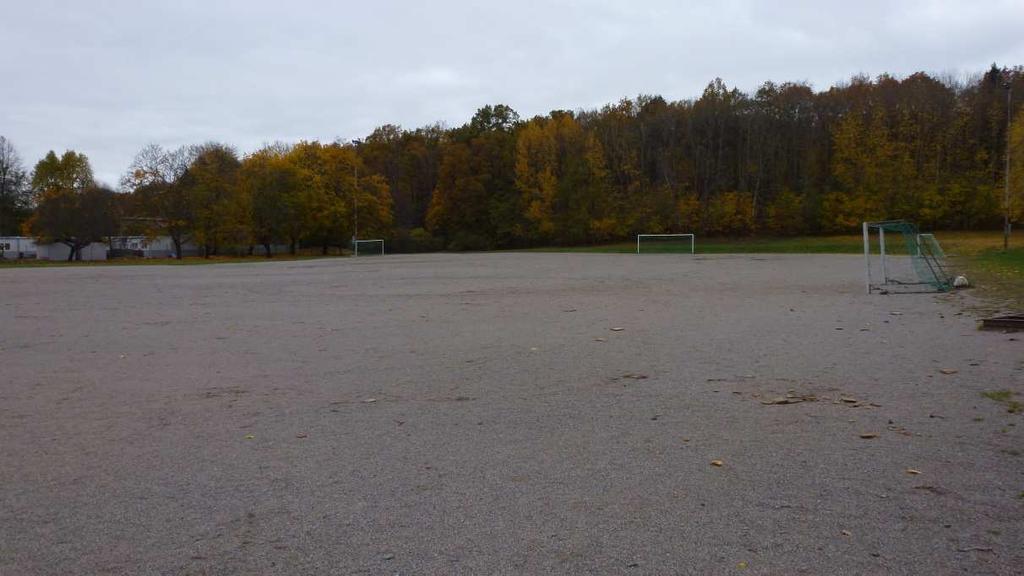 Figur 3 Foto över befintlig bollplan i östra delen av området.