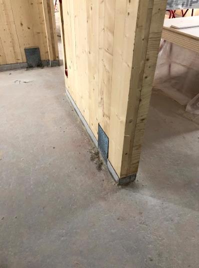 a) b) Figur 25: Förankring av stabiliserande vägg i betongplatta: a) stålplåt ingjuten i betong och b)