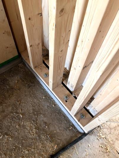 Under stabiliserande innerväggar krävdes en stabilare grundkonstruktion.