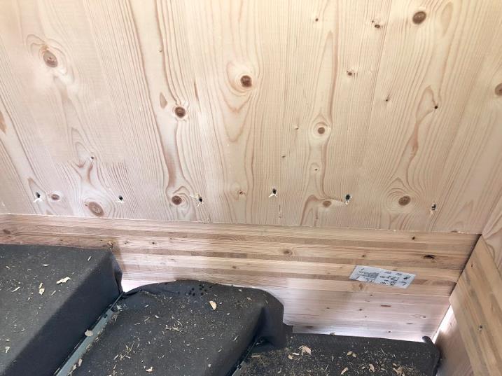 Figur 27: Förankring mellan bjälklag och vägg utfördes med skråskruvning, se pilarna. 6.1.