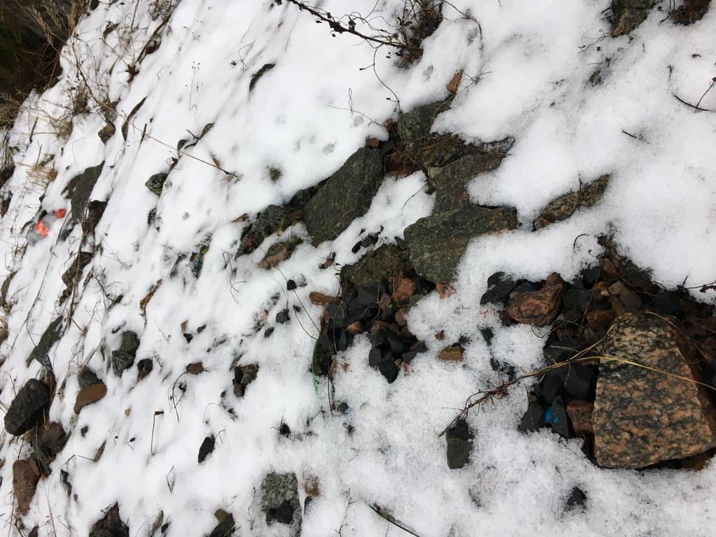 Uppdragsnr: 717821 Uppdragsnamn: Kängurun 20, Mölndal 11 (13) Figur 8-2 Bild på material i Mölndalsåns västra åslänt i höjd med Clarianthuset Den samlade bedömning av risken för erosion i denna del
