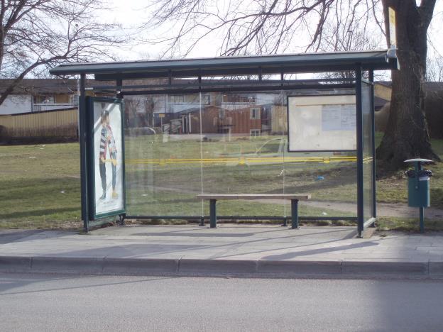 Utformningen och placeringen av informationen ska vara sådana att alla kan ta del av densamma. 3.4 Underhåll och skötsel Komfort och trivsel på hållplatsen är minst lika viktig som på bussen.