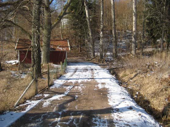 Under anläggningstiden tiden kan det uppstå framkomlighetsproblem på flera ställen då det inte finns möjlighet att mötas eller använda ytorna utanför vägområdet.