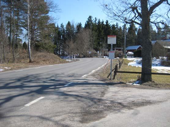 24 (25) Bild 27. Punkt 2,skymd sikt i kurvan i anslutning med busshållplats. I framtiden bör området kring korsningen i punkt 1 ses över i samband med byggnation av en eventuell förskola.