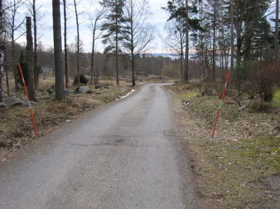 På den belagda delen av vägen mellan korsningen i norr och söder är vägen förhållandevis smal med stora stenar och kuperad terräng i direkt anslutning till