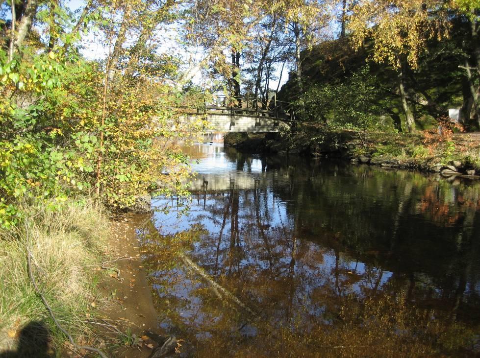 ca 25 m vid utloppet under bron på John Halls väg. Sträckan mellan in- och utloppet är ca 520 m.