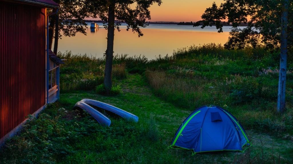 fritidsbåtar i Hjälmaren. Det går också en bilfärja mellan Hampetorp och Vinön. Hjälmaren är utpekad som riksintresse för friluftslivet (Naturvårdsverket, 2017b).