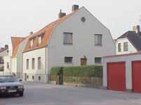 Klarlackad teakdörr med diagonalmönster. Runda fönster i gavelspetsarna. Solbänkar av Mexisten på högkant. SYLVAN 11 från SV K = 4, M = 2.