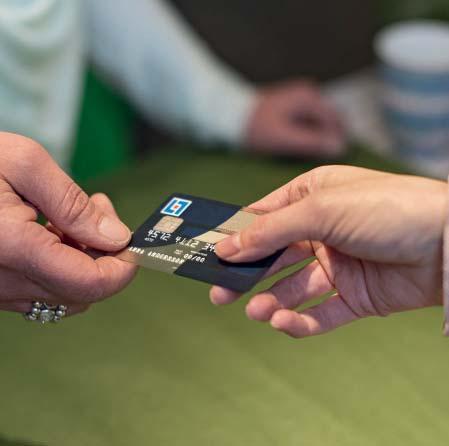 ERBJUDANDE Marknadsandelar hushålls- och bostadsutlåning, privatmarknad Övriga 19,0% Länsförsäkringar 4,9% SBAB 6,1% Swedbank 24,8% Nordea 13,7% SEB 14,5% Handelsbanken 21,9% Källa: SCB