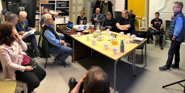NOVEMBERMÖTET v 16 mötesdeltagare välkomnades två nya medlemmar och en