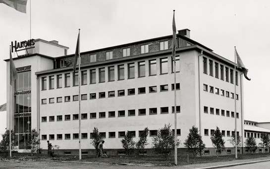 Äldre foto över hur byggnaden såg ut när den uppfördes, innan ombyggnationen längs Väderkvarnsgatan.