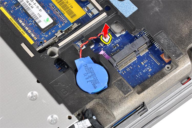 Ta bort knappcellsbatteriet 1. Följ anvisningarna i Innan du arbetar inuti datorn. 2. Ta bort: a) batteriet b) kåpan 3. Koppla bort knappcellsbatteriets kabel från moderkortet. 4.