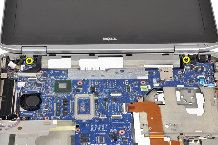 f) kåpan g) tangentbordsram h) tangentbordet i) bluetooth-modul j) handledsstödet 3. Ta bort skruvarna som håller fast kåporna för bildskärmsgångjärn i datorn. 4.