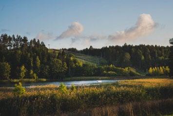 Här får du det bästa från två världar. Lugnet från naturen och pulsen från stan. Allt du behöver för en bekväm tillvaro I Björnö finns närhet till barnomsorg, förskolor, grundskolor och gymnasium.