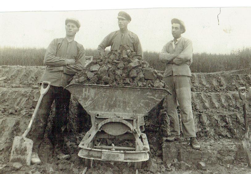 Sidan 8 av 10 Finsta Tegelbruk hämtade för länge sedan (100 år) lera på Stenhusåkern. De grävde som synes djupt med tanke på de redskap som de använde.