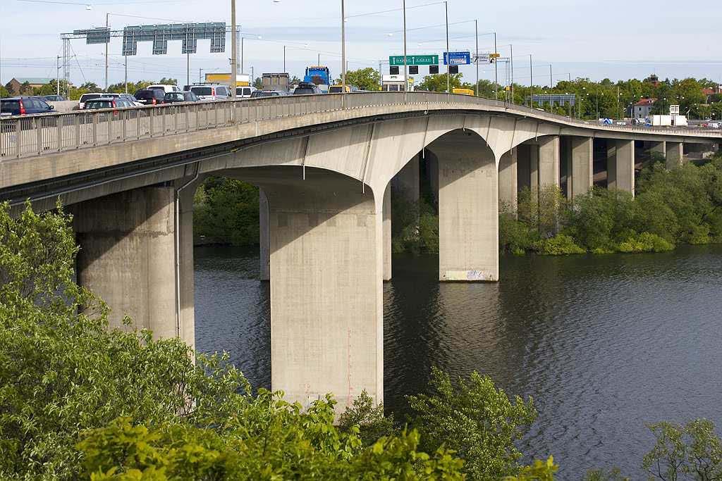 Konsekvenser vid broras Vattenskyddsområde miljöpåverkan på vattentäkt Trafikinfarkt Sannolikt ekonomisk nedgång i regionen Sannolikt ett stort