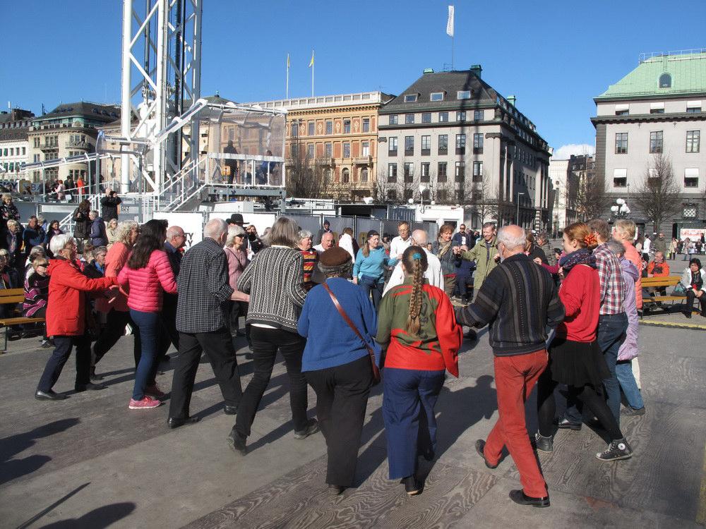 Danser distriktets gemensamma danskväll i Alvik 26 mars Block 1 Gammaldans Engelska för 3 par Ekebypolska Västgötapolska från Göteborgstrakten Ingrids Familjehambo Stockholmsschottis Block 2 Rundan