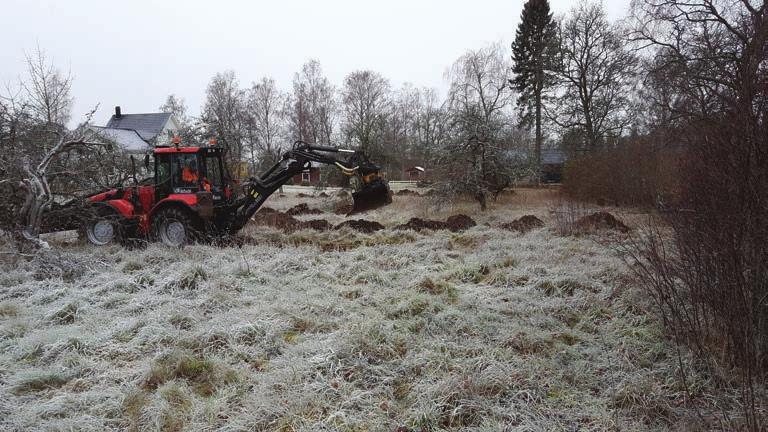 120 meter söder om utredningsområdet ligger gravfältet Kolbäck 87:1 med en hög, en treudd och 43 runda stensättningar.