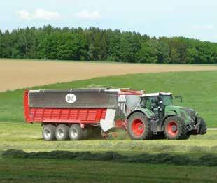 De offensiva, slutna spridningsvalsar matar noggrant ut både majsoch gräsensilage och säkerställer jämn lossning av