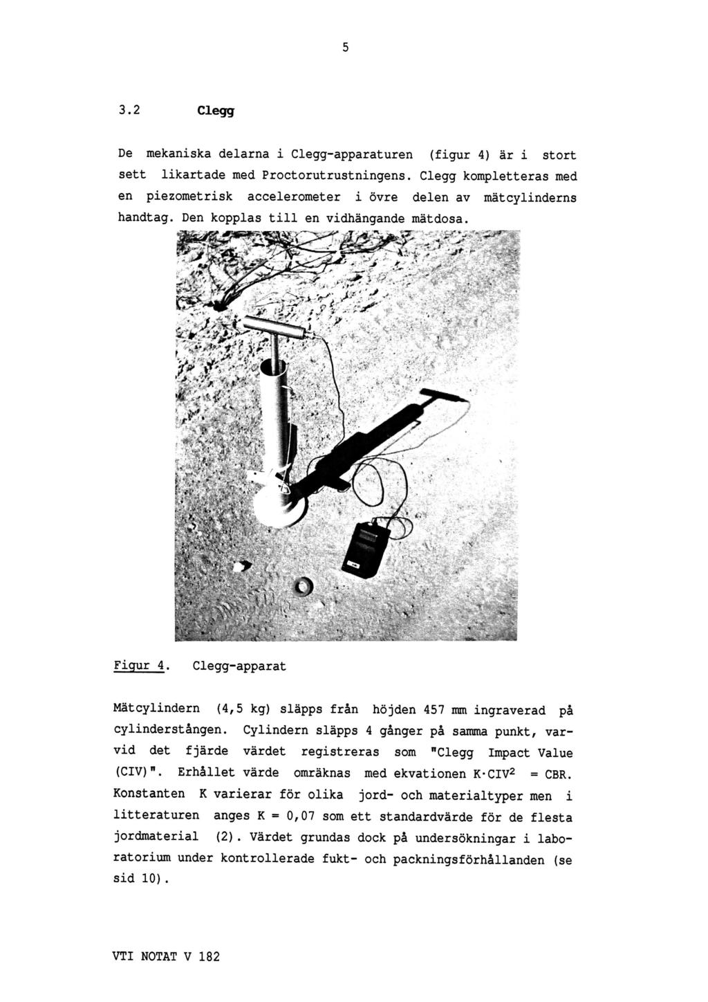 3.2 Clegg De mekaniska delarna i Clegg-apparaturen (figur 4) är i stort sett likartade med Proctorutrustningens.