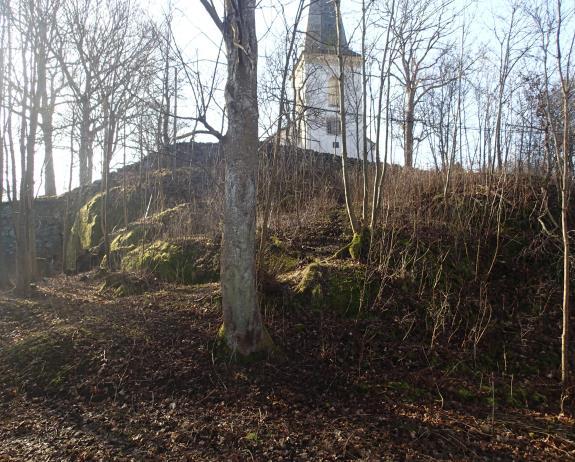 Inom utredningsområdet sluttar terrängen från söder till nordväst och medför att ytavrinningen av dagvatten sker i denna riktning. Dagvatten samlas i ett dike som leder till en kupolbrunn, se foto 2.