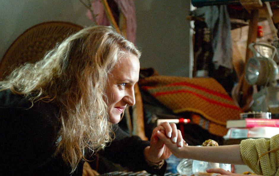 GLASBLÅSARNS BARN Anders Grönros Filmatisering av Maria Gripes spänningsroman för unga, med Stellan Skarsgård och Pernilla August i rollerna som det fattiga glasblåsarparet som mister sina barn till