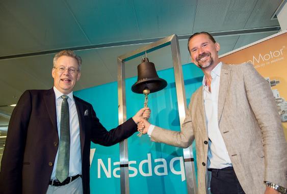 VD kommenterar fortsatt hög tillväxt i försäljningen Klockringning den 9 juni 2016. Johan Westermark (VD) till vänster och Adam Dahlberg (styrelseordförande) till höger.