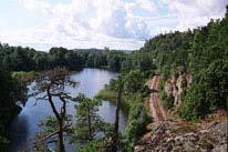 Brobacka objekt nr: 58 Kommunens äldsta naturvårdsförordnande, från 1922! Ursprungligen avsattes klipplattån Brudsängen med bergsbranterna på båda sidor av Åsjöns smala pass.