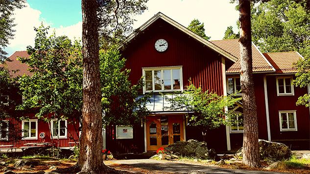 08-540 819 44 http://www.osteraker.se/trasattraskolan Sjöfågelvägen 1, 184 86 Åkersberga Roslags-Kulla skola Den lilla skolan med det stora engagemanget!