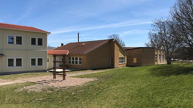 se/akerstorpsskolan Trevebovägen 122, 184 32 Åkersberga Röllingbyskolan Röllingbyskolan är en kommunal skola med ett centralt läge i Åkersberga nära kommunikationer, vid fina grönområden och med