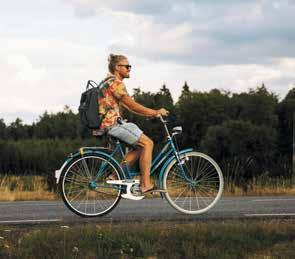 En cykelväg förbinder de gamla stationssamhällena Diö och Liatorp (1). Kommer du söderifrån kan det vara lämpligt att stanna på Ica Nära i Liatorp (2) för att bunkra en matsäck inför din cykelrunda.