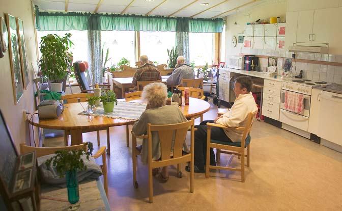 44 Atalet vårddyg vid Axlagårde miskade. Nämde fortsatte si satsig på förebyggade arbete och rehabiliterigsarbete för att öka möjlighete för äldre att bo hemma så läge som möjligt.