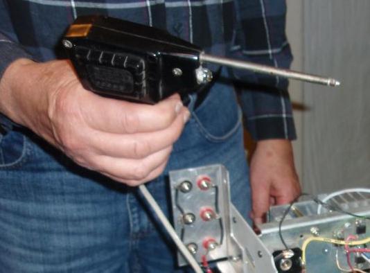 Pierre behöll en del radioprylar själv med förhoppning att han skulle kunna komma igång igen på banden. EKAs bil blev åter en sådan där antennbil som folk tittade lite skumt på.