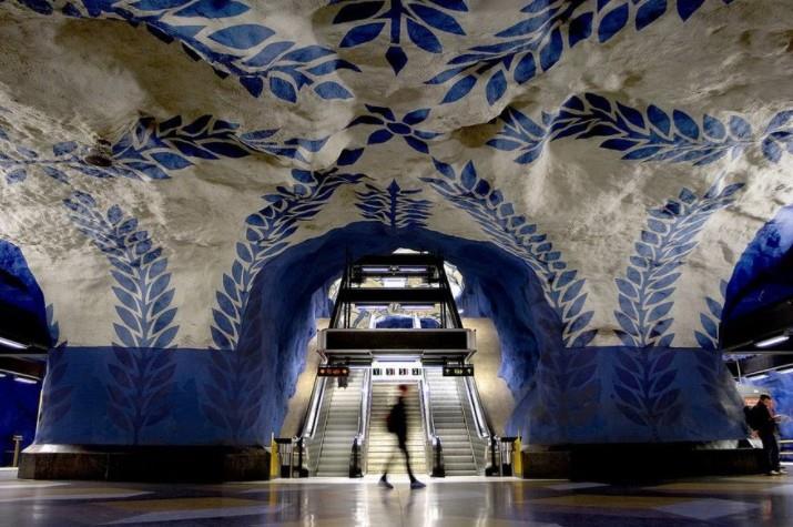 Konstvisning i Stockholms tunnelbana Stockholms tunnelbana sägs vara världens längsta konstutställning 110 kilometer lång.