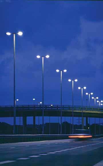 Belysningsstolpar Belysningspunkterna skall vara placerade så att de ger god visuell ledning. Utmed Förbifart Stockholm placeras belysningsstolpar med två armaturarmar i vägens mittremsan.