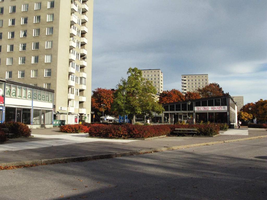 6 Valla torg När de intervjuade skolbarnen och ungdomarna beskriver Valla torg med omnejd återkommer de till att platsen ser väldigt tråkig ut. De menar att det är för grått och för mycket betong.