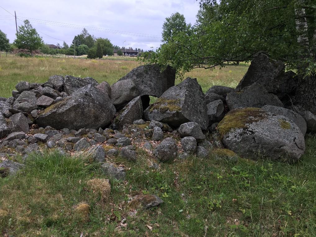 Naturvärdesinventering 9 (10) Stenmurarna som finns söder om Nybblevägen är också oregelbundna och slarvigt lagda. De är också låga.