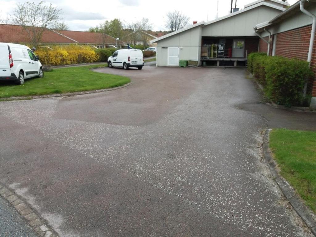 I figur 9, samt i Bilaga 2, visualiseras hur marken är lutande ner mot byggnaden i områdets nordvästra hörn.