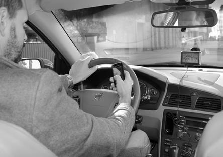 5a Det borde vara förbjudet att prata i mobiltelefon när man kör bil Andel som instämmer 1 5b Andel som instämmer 1 3, 5 1, 15 74 år 1 8 1 8 15 17 18 19 24 25 54 55 64 65 74 75 84 Ålder -1-3 -5-7