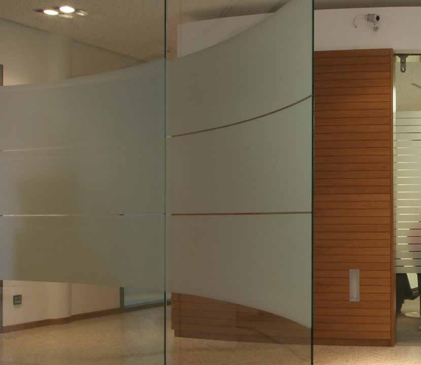 För att uppnå detta har arkitekten designat dörrarna i väntrummet med dess stora rundade väggar. Varje rådgivare kan själv styra de rundade halvtransparenta glasdörrarna från sin arbetsplats.