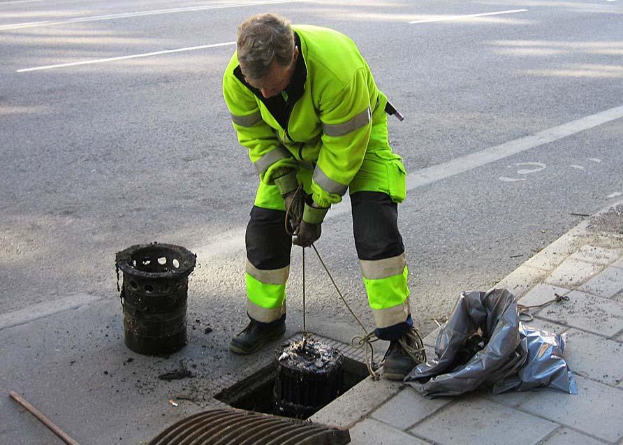 Övergripande åtgärder Stockholm Vatten har undersökt hur filterinsatser i dagvattenbrunnar fungerar för att rena dagvatten från föroreningar. Bilden visar en dagvattenbrunn på Sveavägen.