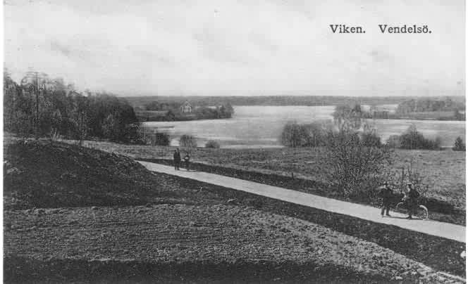 Gudöviken Till vänster i mitten är udden med Ö. Strandvägen. Vägen vi ser var stora landsvägen mellan Tyresö och Vendelsö.