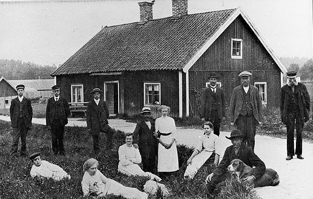 Gudö Gård Tuppstugan Låg vid dåvarande landsvägen/stockholmsvägen, eller en bit upp söderut på nuvarande Bondvägen räknat från nuvarande korsningen Tutviksvägen/Bondvägen.