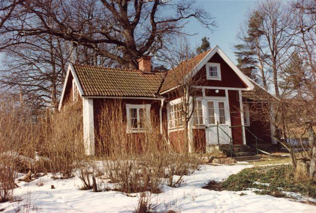 Bild från år 2000 ur Henry Halls arkiv. Verandan tillbyggd på 1920-talet Torpet Apelvreten Med viss sorg får vi i början av år 2009 skriva att Apelvreten låg på Apelvretsvägen, tidigare Oxhagsvägen.