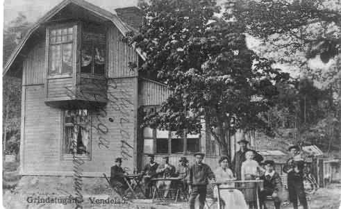 Grindstugan Vykort daterat 1910-11-03. Grindstugan låg vid korsningen Grindstuvägen/Oxhagsvägen, sydöstra hörnet. Placeringen av en grindstuga till Vendelsö Gård kan alltså synas något märklig.